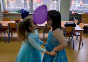 Mania i Martynka tańczą z balonem